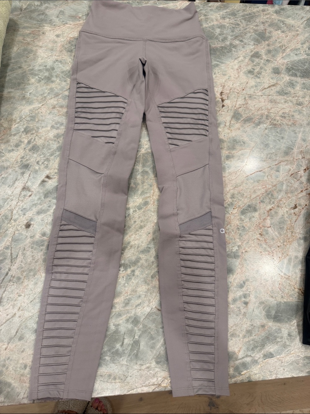 ALO Yoga Skinny Moto-Style Leggings in Taupe Gray